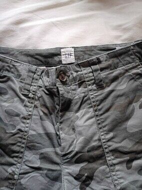 GAP Women's Camouflage Cargo Shorts - Charcoal Green